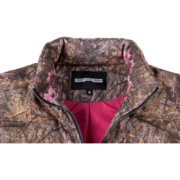Close-up view of the branding tag detail inside the SP5DER Real Tree camo puffer vest with pink inner lining.